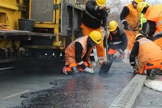 Asfaltowanie wiaduktu Trasy Łazienkowskiej