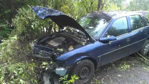 Ursynów: zjechał z drogi, uszkodził dwa auta