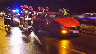 Auto zawisło na skarpie