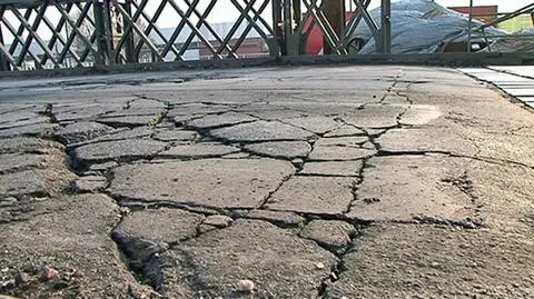 Co robić z dziurą w drodze?