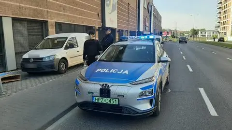 Akcja policji przy centrum handlowym. Nieoficjalnie: ktoś włamał się do auta konwojentów, zasłonił się kartonem