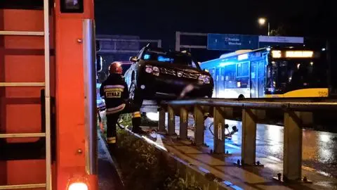 Auto wpadło na bariery w alei Prymasa Tysiąclecia