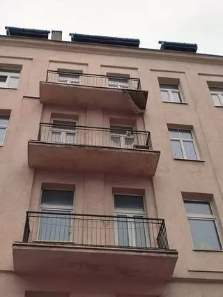 Z kamienicy przy ulicy Inżynierskiej oberwał się balkon