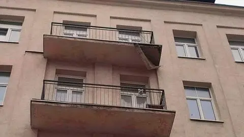 Nad chodnikiem zawisł fragment oberwanego balkonu