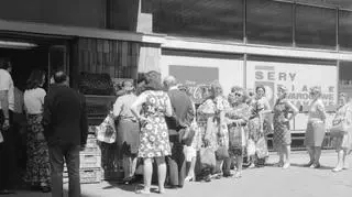 Kolejka do stoiska z owocami przy ulicy Jasnej. 1975-07.