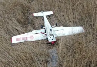 Samolot lądował awaryjnie. Oględziny zakończone, na razie zostaje w bagnie