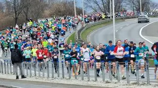 Zawodnicy na trasie Półmaratonu Warszawskiego