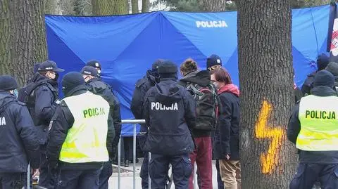 Przypięli się do ogrodzenia przy Trybunale Konstytucyjnym. Interwencja policji, rozstawiono parawan