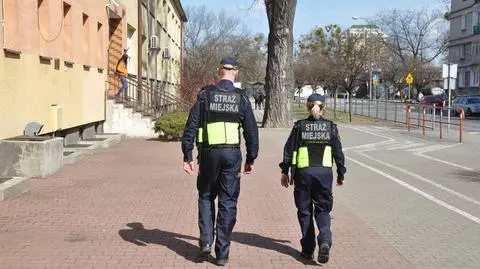 77-latek rzucał petardy z balkonu na ulicę