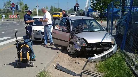 Wpadła na chodnik. Potrąciła kobietę