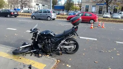 Motocyklista w szpitalu po zderzeniu na Muranowie