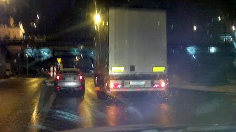 Uderzył w barierę i zablokował pas Wisłostrady