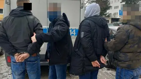 Policjanci przeszukali lokal, zatrzymali cztery osoby. "Ujawnili liczne substancje koloru białego"