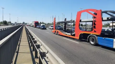 Kolizja na S8, po zderzeniu z tirem auto stanęło w poprzek