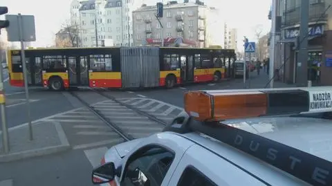 Autobus zablokował skrzyżowanie