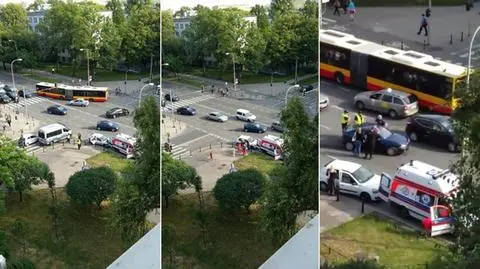 Ochota: zderzenie karetki i dwóch aut osobowych
