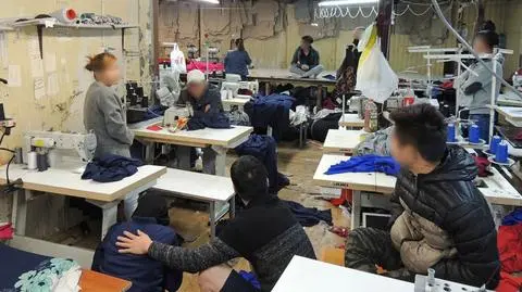 Zatrzymania w nielegalnej szwalni. Pracowali "w niewolniczych warunkach"