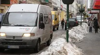 fot. Dostawczaki blokują deptak - fot. Maciej Wężyk/tvnwarszawa.pl