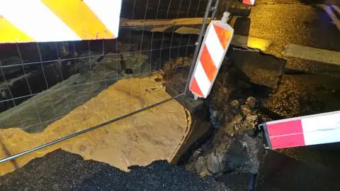 Poważna awaria wodociągowa na Woli. Zapadł się fragment Karolkowej