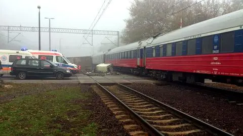 Ciężarówka wjechała pod pociąg z Moskwy