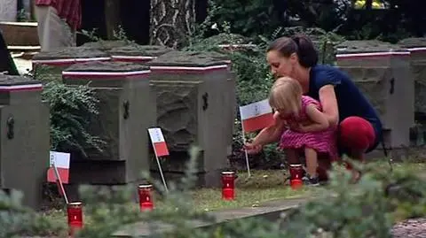 Chorągiewki, kwiaty i znicze dla Powstańców