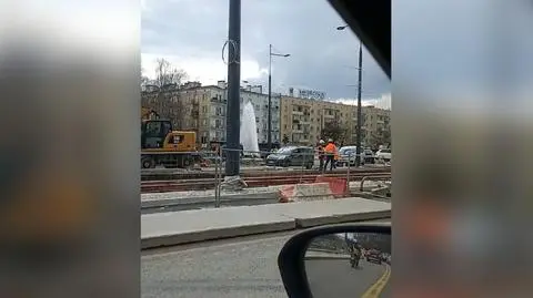 Woda trysnęła z "banana". "Fontanna" na budowie tramwaju do Wilanowa