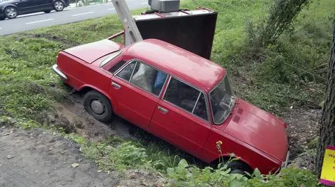 Duży fiat w rowie. "Bo wybiegł mi pies"