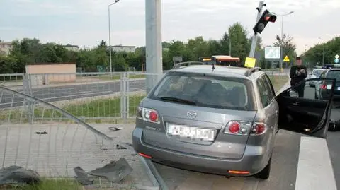 Skradzioną mazdą w słup