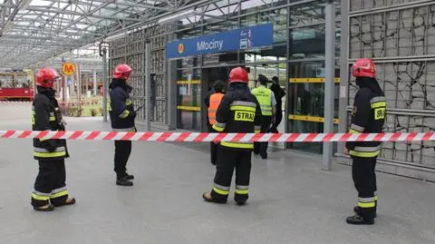 Metro kursowało tylko do Słodowca. "Informacja o niebezpiecznym pakunku"