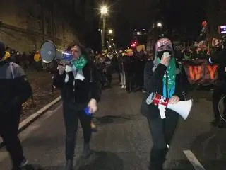 Protestujący wyruszyli sprzed siedziby TK w alei Szucha