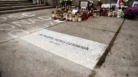Tablica upamiętniająca Piotra Szczęsnego na placu Defilad