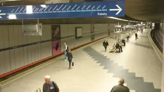 W metrze spokojnie