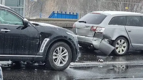 Trzy auta zderzyły się nad wiaduktem
