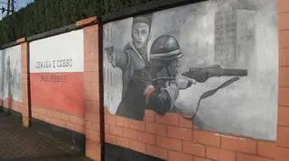 Zamalowali mural na ogrodzeniu Osiedla Powstańców