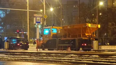 Poranek w Warszawie: jezdnie czarne, ale może być ślisko