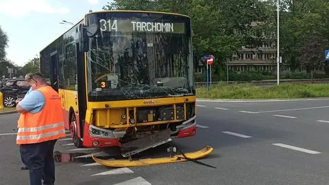 Zderzenie autobusu miejskiego z autem osobowym