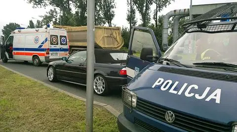 Potrącenie na pasach: pieszy miał czerwone, czy kierowca?
