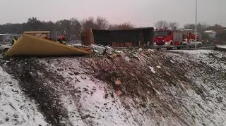 Na Toruńskiej przewrócił się tir. Piwo się wylało