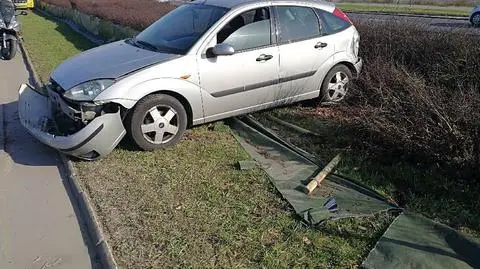 Przeciął pas zieleni i uderzył w auto stojące w korku