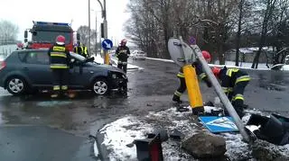 Strażacy podnieśli auto