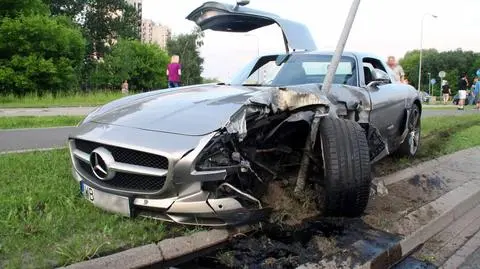 Mercedes za milion rozbity na Mokotowie