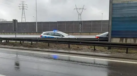 Silny wiatr w Warszawie. Na trasie S8 przewrócił latarnię 