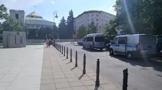 Policja i barierki przed Sejmem