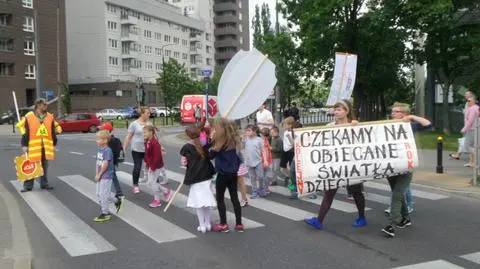 Dzieci blokowały przejście. Chcą sygnalizacji przy szkole 