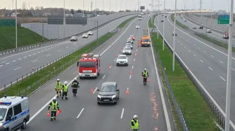 Dwa zderzenia na S2. Kierowca skody w szpitalu, iveco straciło koło