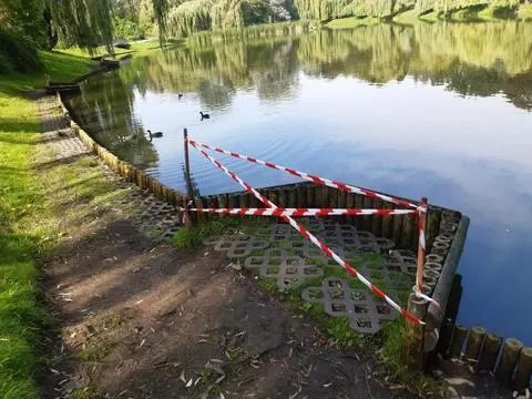 Zakaz korzystania ze stawów w Parku Moczydło