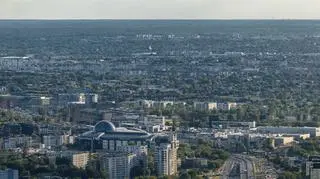 W dolnej części, po prawej stronie, można dostrzec Al. Jerozolimskie, a daleko na horyzoncie widać komin w Łodzi