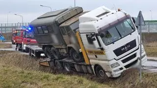 Laweta z wojskową ciężarówką zawisła w rowie