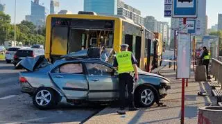 Zderzenie auta osobowego i autobusu przy Dworcu Zachodnim