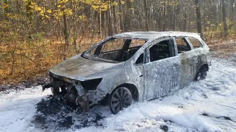 Napad i kradzież auta. Niedługo potem znaleziono płonący wrak